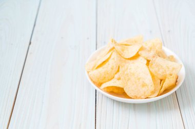 patates cipsi plaka üzerinde