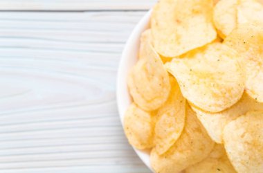 patates cipsi plaka üzerinde