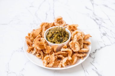 Kızarmış domuz eti rince ya da domuz eti aperatif Kuzey Tayland yeşil biber D ile