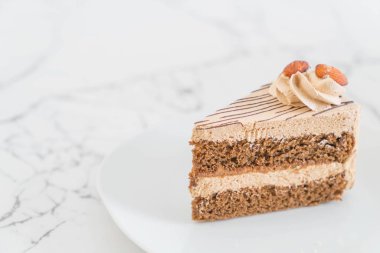 kahve pasta plaka üzerinde