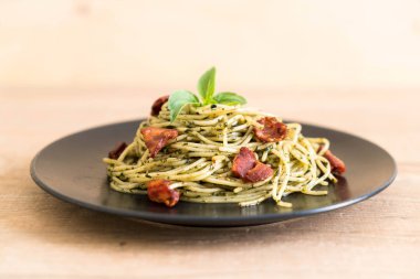 Fesleğen pesto ve pastırma ile makarna