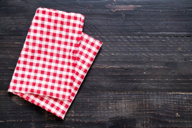 ahşap arka plan üzerinde mutfak bezi (peçete)