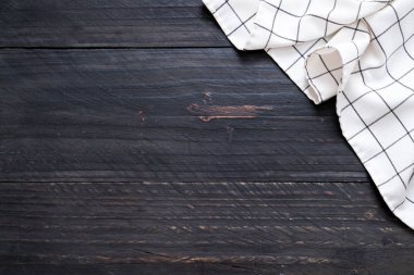 ahşap arka plan üzerinde mutfak bezi (peçete)