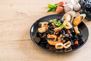 siyah spagetti veya deniz ürünleri ile makarna