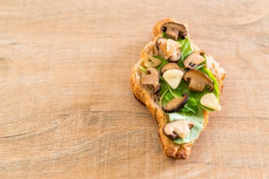 mantar kruvasan sandviç