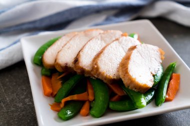 Yeşil bezelye ve havuç ile ızgara tavuk