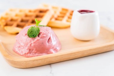 Çilekli dondurma waffle ile