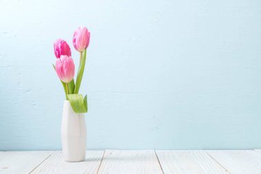 ahşap arka plan üzerinde Pembe Lale çiçek