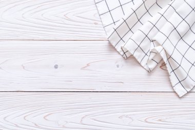 ahşap arka plan üzerinde mutfak bezi (peçete)