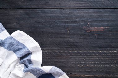 ahşap arka plan üzerinde mutfak bezi (peçete)