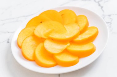 Trabzon hurması tabağa dilimlenmiş