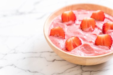 çilek smoothies kase