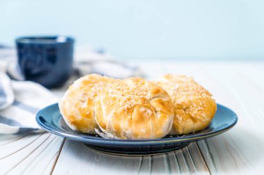 Asya tarzı ev yapımı elma pasta 