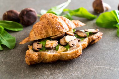 mantar kruvasan sandviç