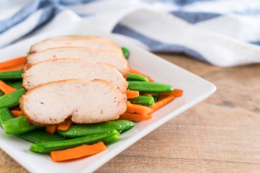 Yeşil bezelye ve havuç ile ızgara tavuk