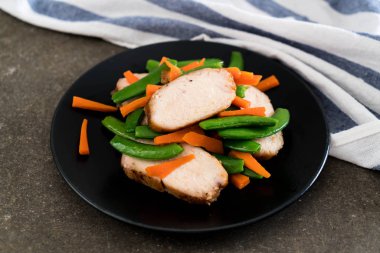 Yeşil bezelye ve havuç ile ızgara tavuk