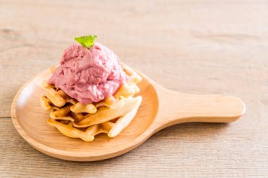 Çilekli dondurma waffle ile