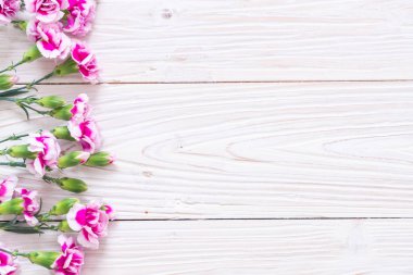 ahşap arka plan üzerinde pembe bahar çiçek