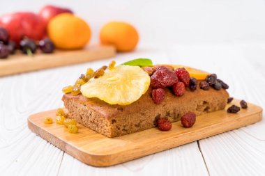 Ahşap üzerine meyveli kek