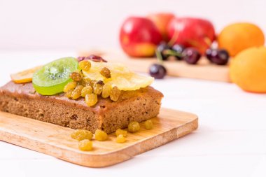 Ahşap üzerine meyveli kek