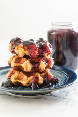 yaban mersini sosu ile waffle 