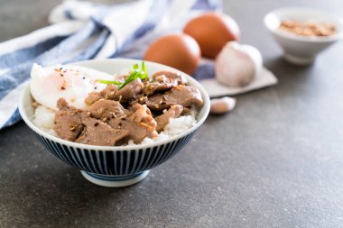 yumurta ile tepesinde pirinç Sarımsak soslu tavada kızartılmış domuz eti