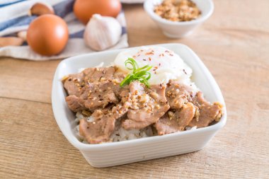 yumurta ile tepesinde pirinç Sarımsak soslu tavada kızartılmış domuz eti