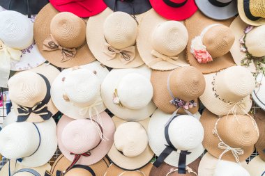 rafta asılı şapka