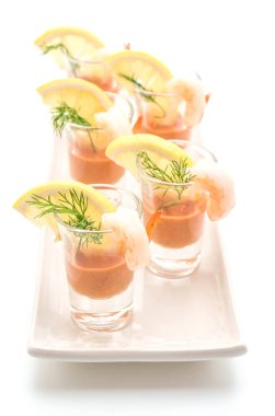 karides kokteyl beyaz arka plan üzerinde