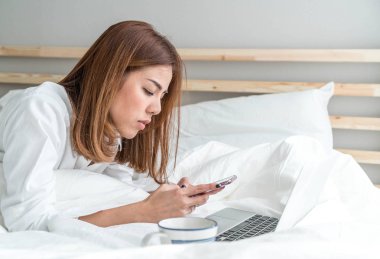 Asyalı kadın evde çalışma 