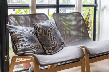 sandalyede rahat yastık 