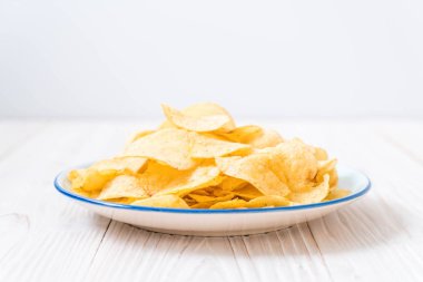 patates cipsi plaka üzerinde