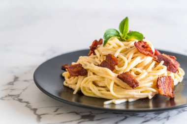 Spagetti krem peynir pastırma ile