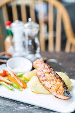 püre patates ve sebze somon biftek