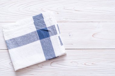 ahşap arka plan üzerinde mutfak bezi (peçete)