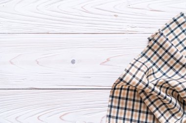 ahşap arka plan üzerinde mutfak bezi (peçete)