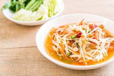 Baharatlı papaya salatası (geleneksel Tay gıda) 