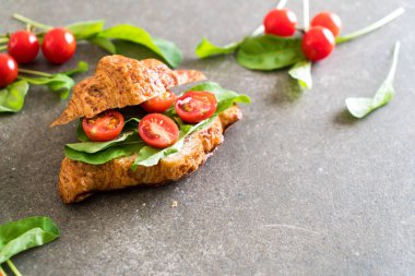 domates kruvasan sandviç