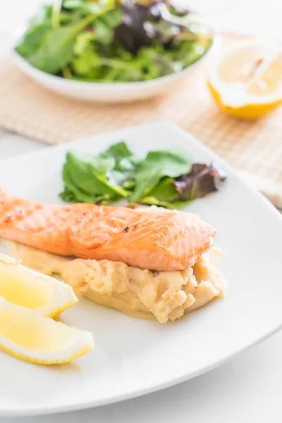 Bife de salmão grelhado com puré de batata e legumes — Fotografia de Stock