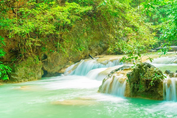 Cachoeira Erawan, Parque Nacional Erawan em Kanchanaburi, Thaila — Fotografia de Stock