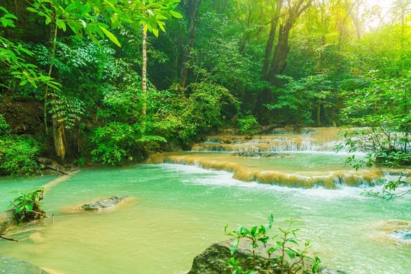 Vodopád Erawan, národní Park Erawan v Kanchanaburi v Thaila — Stock fotografie