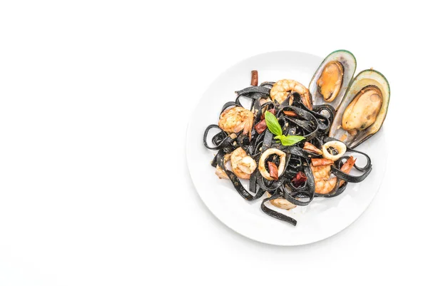 Czarne spaghetti lub makaron z owocami morza — Zdjęcie stockowe