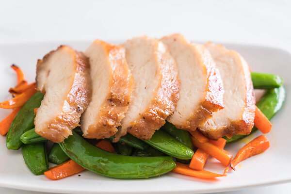 grilled chicken with green peas and carrot