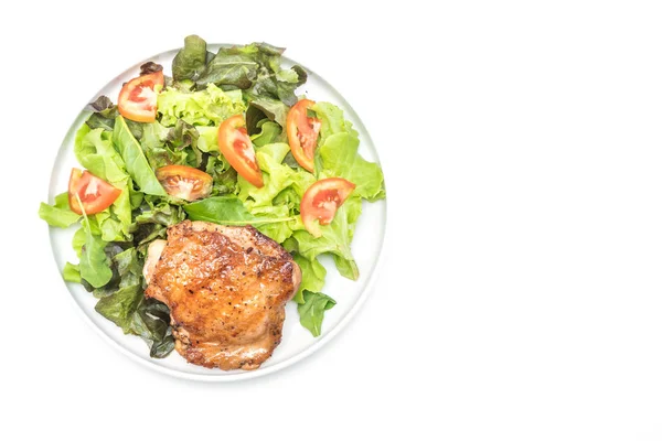 야채 샐러드와 구운된 닭고기 스테이크 — 스톡 사진