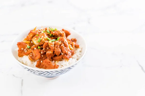 Stekt fläsk med kryddig Koreansk sås (bulgogi) på översta ris — Stockfoto