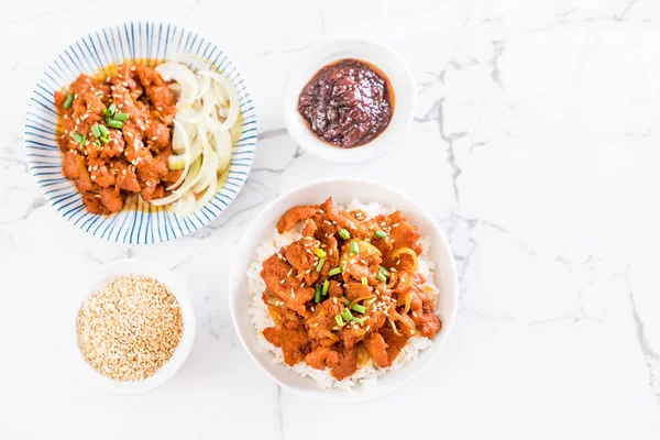 Gebakken varkensvlees met pikante Koreaanse saus (bulgogi) op top rijst — Stockfoto