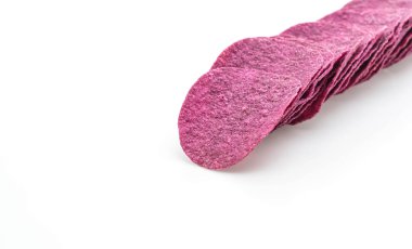 Beyaz arka planda izole edilmiş tatlı patates cipsi