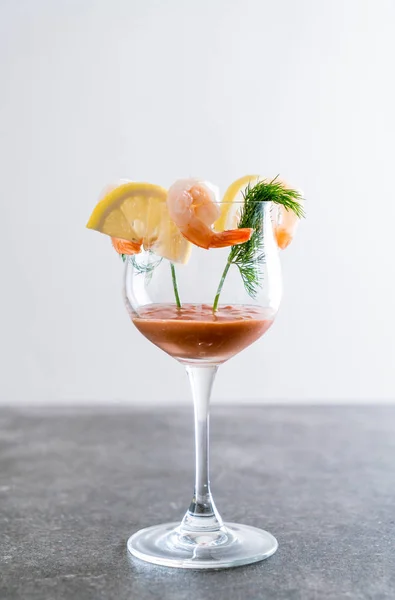 Shrimp Cocktail Mit Sauce Auf Dem Tisch — Stockfoto