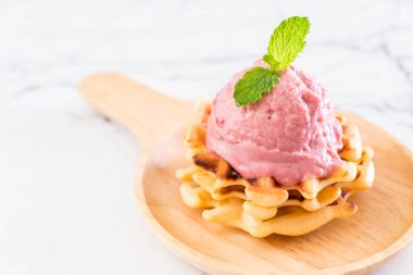 Çilekli dondurma waffle ile