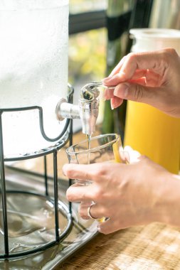 bir bardak su dökme